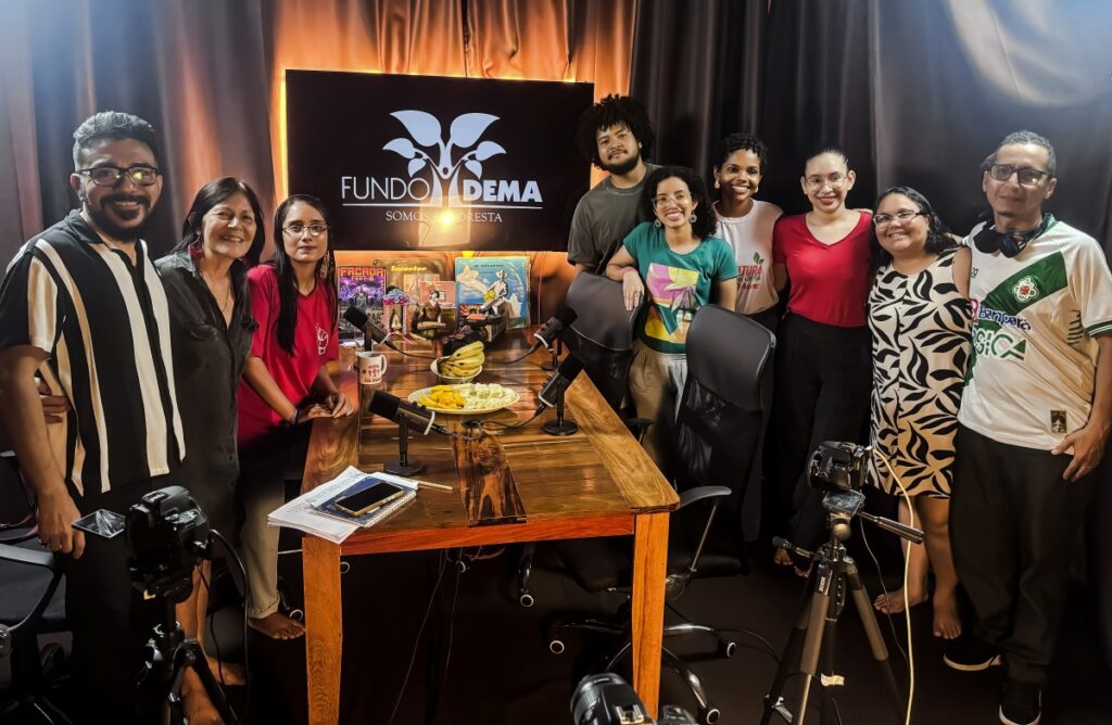 Dia de gravação no podast com entrevistados incluindo a Vânia Carvalho, pedagoga do Fundo Dema e alunos da oficina de comunicação comunitária 